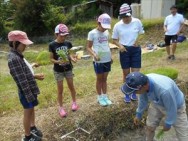 5月の田植え
地元農家さんのお話を真剣に聞いています。